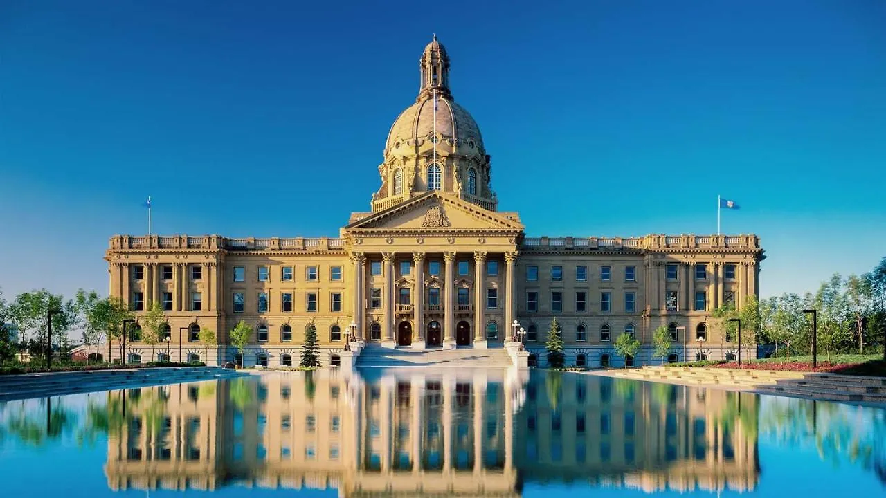 Contemporary Farmhouse Haven: Extended Stay with Modern Comforts Edmonton 0*,  Canada