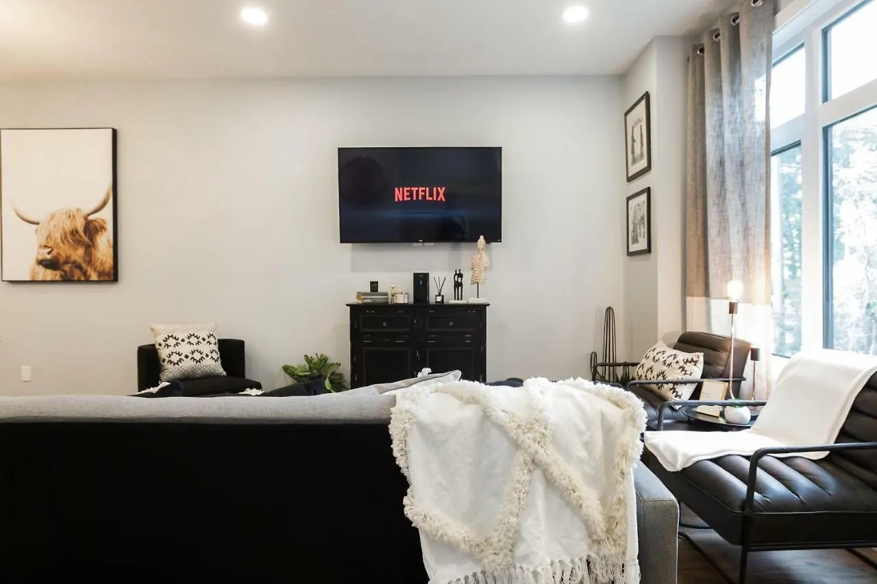 Contemporary Farmhouse Haven: Extended Stay with Modern Comforts Edmonton 0*,