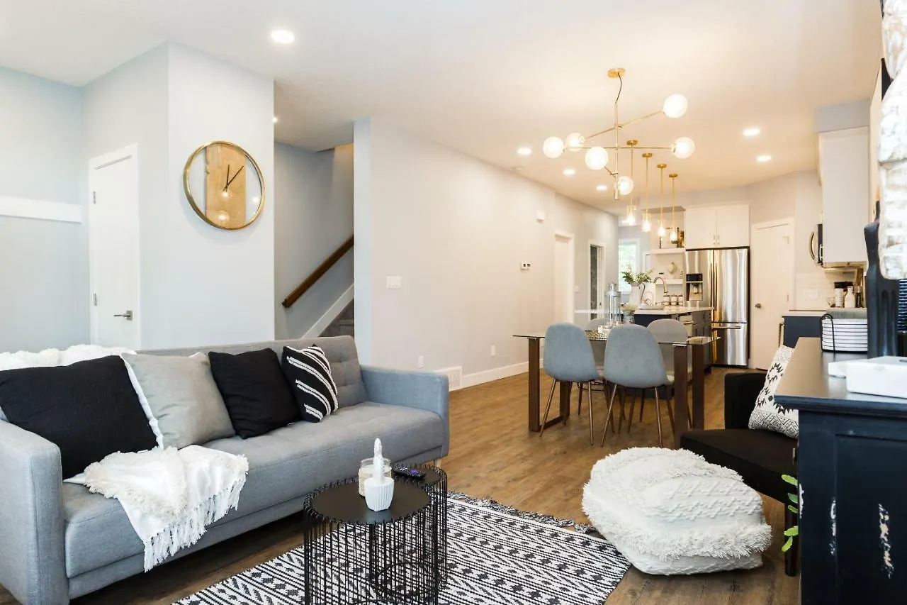 Contemporary Farmhouse Haven: Extended Stay with Modern Comforts Edmonton