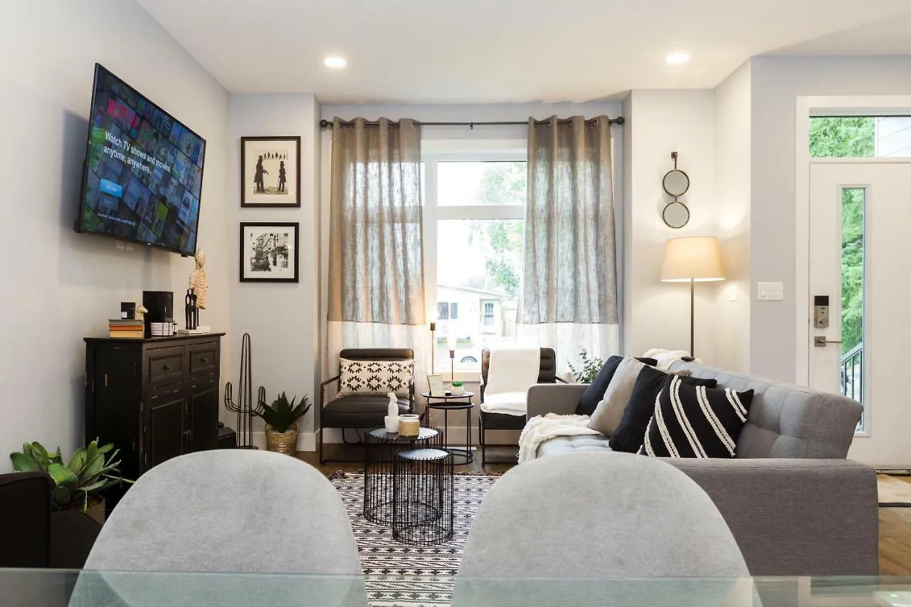 Contemporary Farmhouse Haven: Extended Stay with Modern Comforts Edmonton