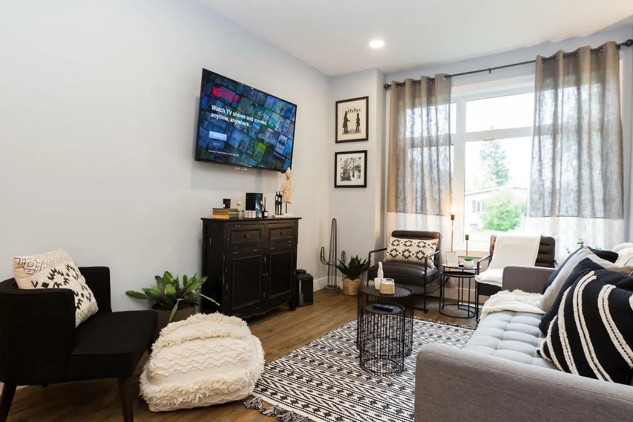 Contemporary Farmhouse Haven: Extended Stay with Modern Comforts Edmonton 0*,  Canada