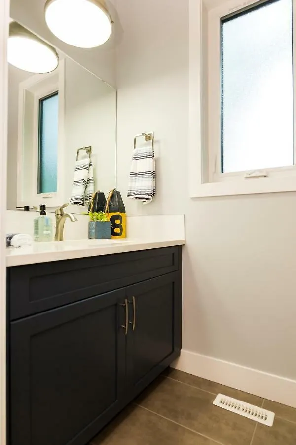 Contemporary Farmhouse Haven: Extended Stay with Modern Comforts Edmonton 0*,  Canada
