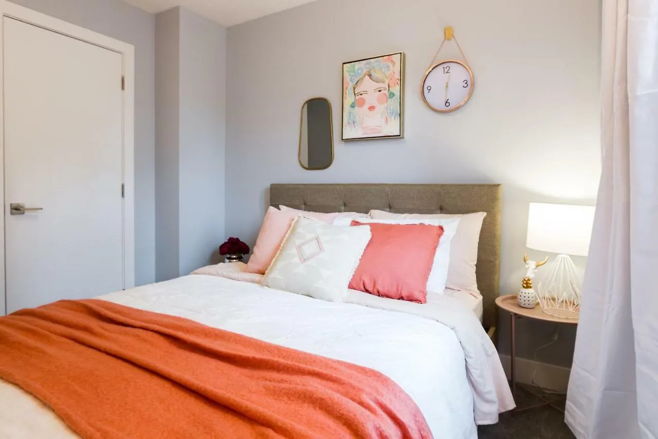 Contemporary Farmhouse Haven: Extended Stay with Modern Comforts Edmonton 0*,  Canada