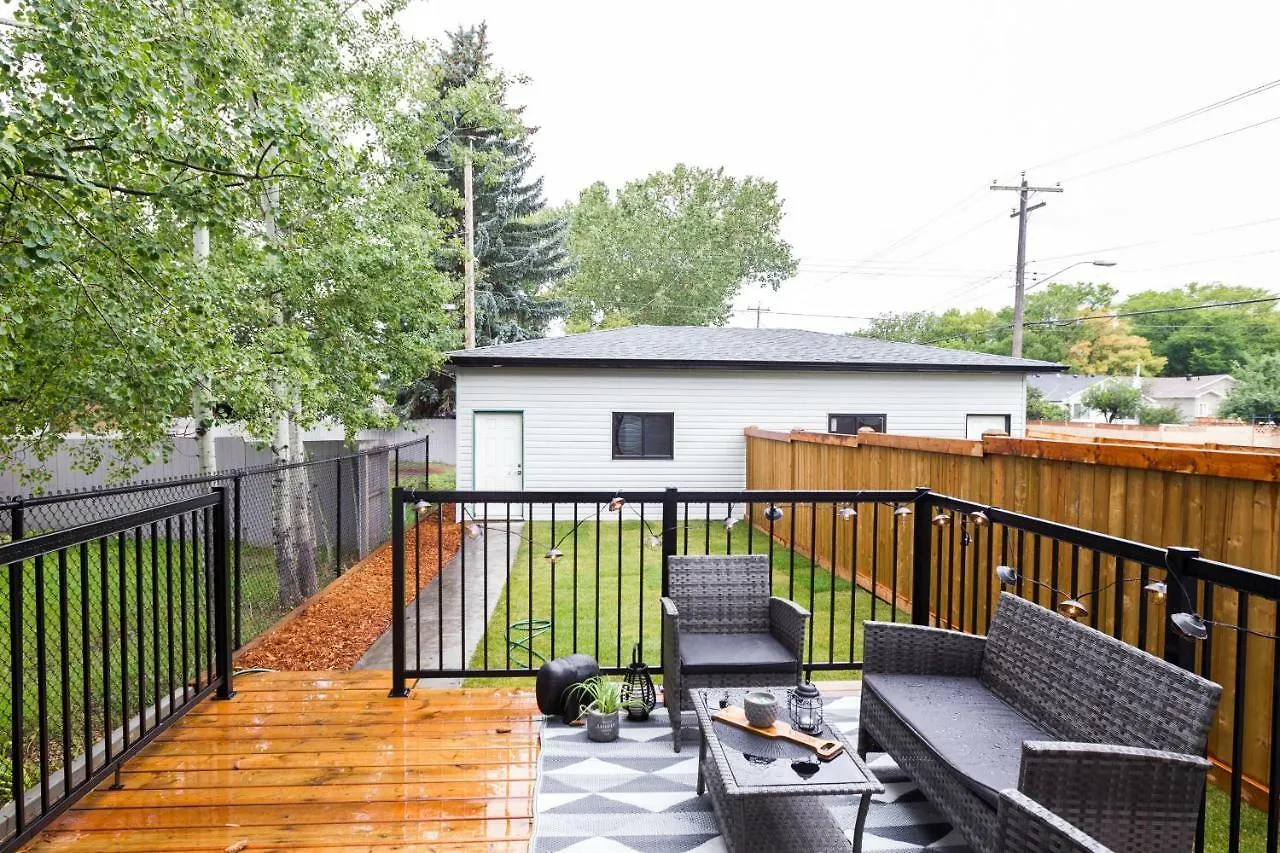 Contemporary Farmhouse Haven: Extended Stay with Modern Comforts Edmonton Holiday home