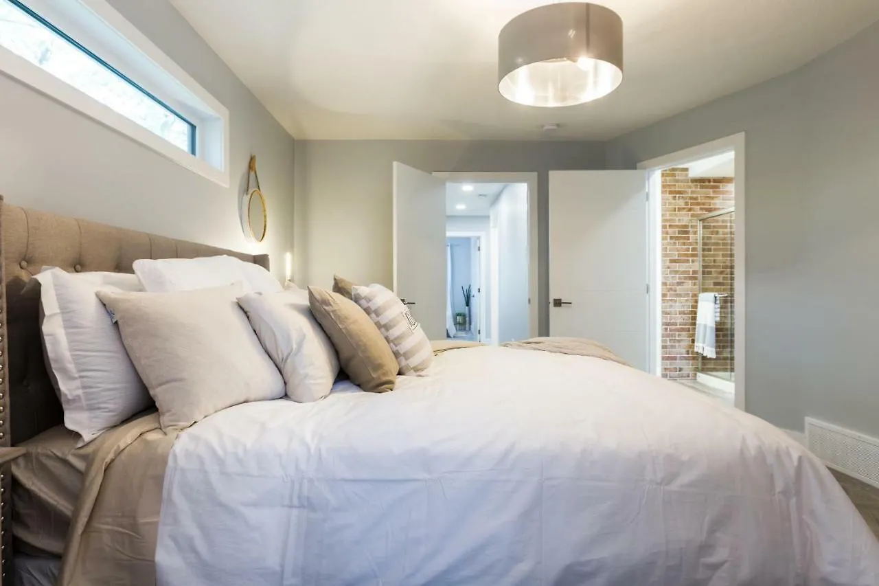 Contemporary Farmhouse Haven: Extended Stay with Modern Comforts Edmonton 0*,