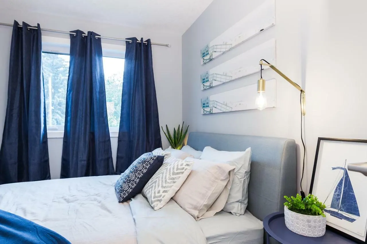 Contemporary Farmhouse Haven: Extended Stay with Modern Comforts Edmonton Canada