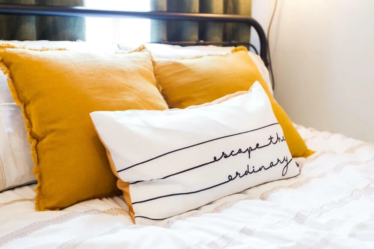 Contemporary Farmhouse Haven: Extended Stay with Modern Comforts Edmonton 0*,  Canada