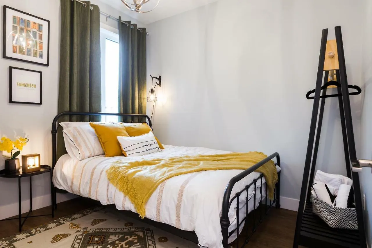 Contemporary Farmhouse Haven: Extended Stay with Modern Comforts Edmonton 0*,  Canada