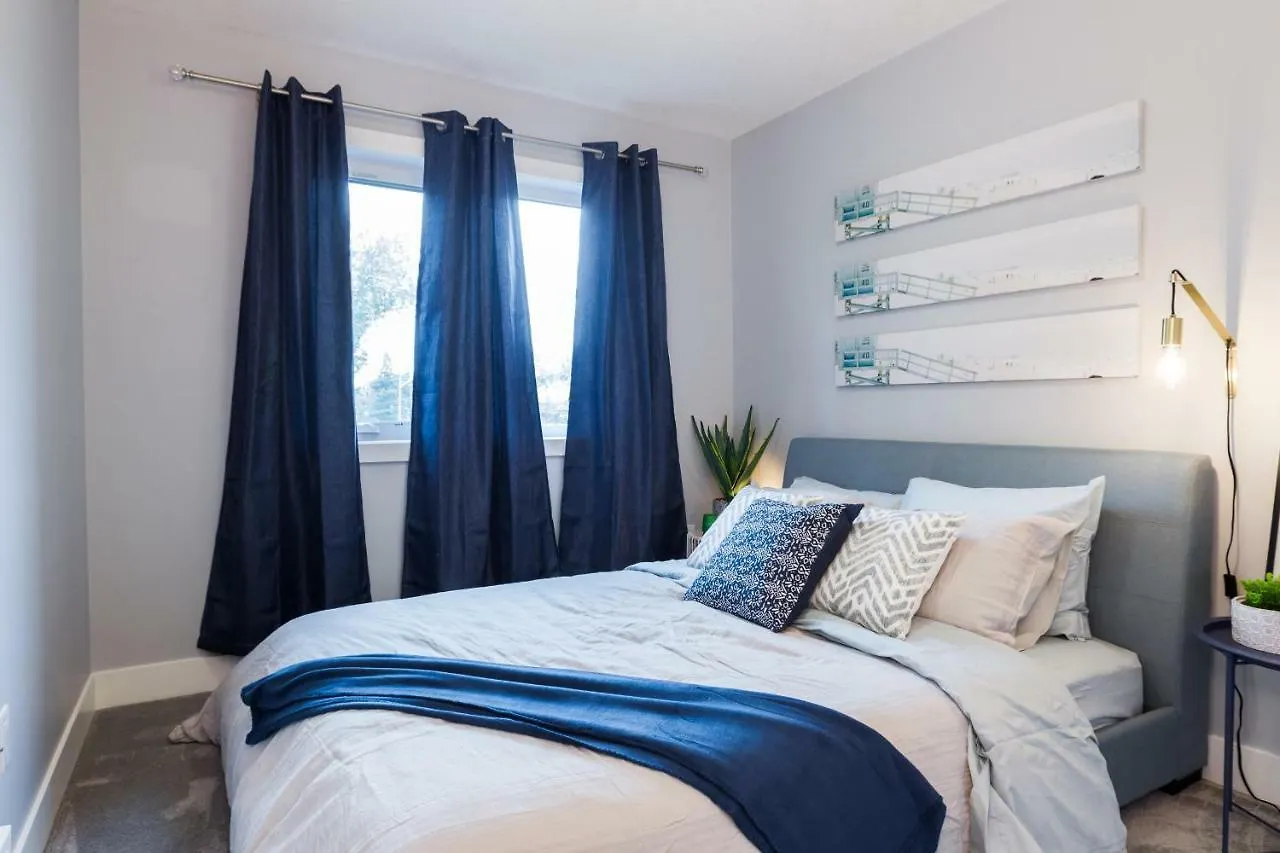 Contemporary Farmhouse Haven: Extended Stay with Modern Comforts Edmonton Holiday home
